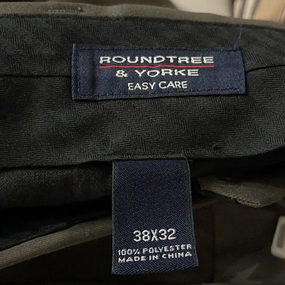 Roundtree & Yorke gray pleated front chinos. 100% polyester. 38 x 32. - Picture 4 of 4